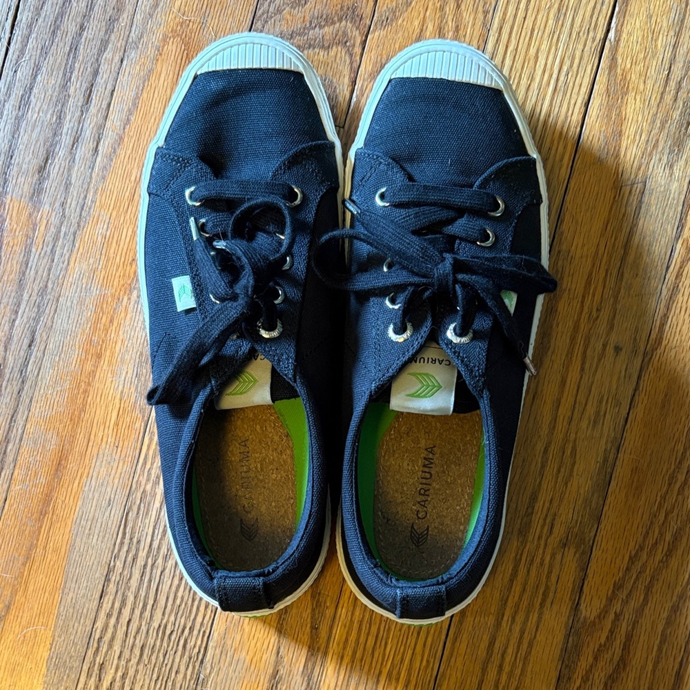 Cariuma Women’s Black Canvas Sneakers